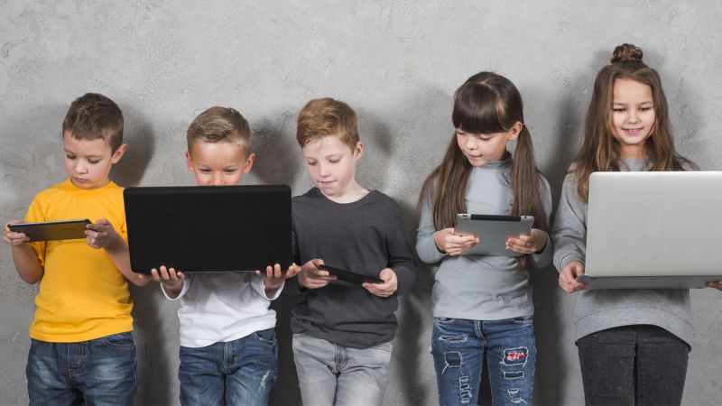 Navigare nell'epoca digitale: guida pratica per genitori nell&rsquo;educazione dei figli online
